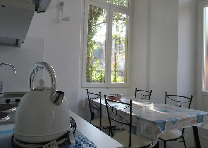 Peachey, Intero Piano Con Giardino Stresa